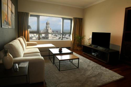 蒙得维的亚蒙得维的亚维多利亚广场雷迪森酒店的带沙发和大窗户的客厅