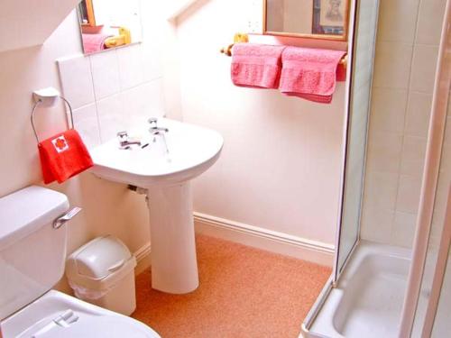 ComptonUplands的浴室配有卫生间、盥洗盆和淋浴。