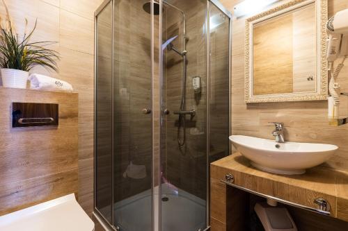 Hotel Diamond w Białym Dworku的一间浴室