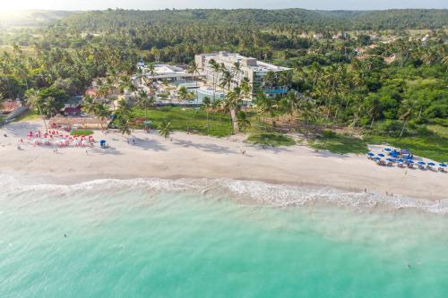马拉戈日Maragogi Brisa Exclusive Hotel的享有海滩空中美景和度假胜地