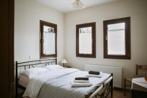 扎戈拉Feels like home apartment in Zagora的一间卧室配有一张床,上面有两条毛巾
