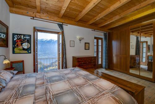 特雷莫西内Casa nel Borgo - Casa Oliva的一间卧室设有一张大床和一个大窗户