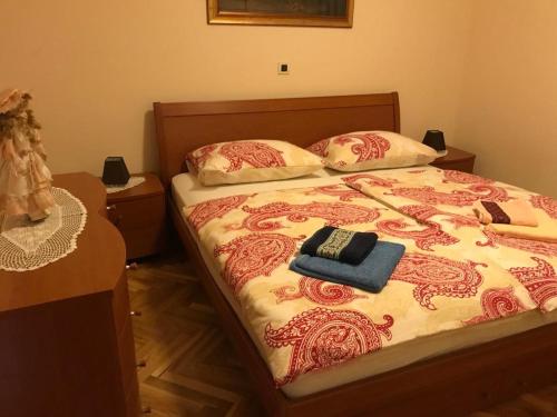 巴尔巴特纳拉布Apartman Ivanka的一张带两个枕头的床和遥控器