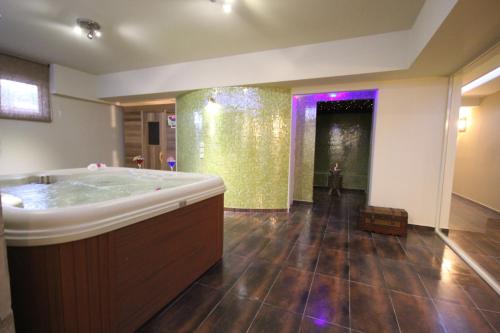 凯特利奥斯Magnolia Resort的中间设有带浴缸的大浴室