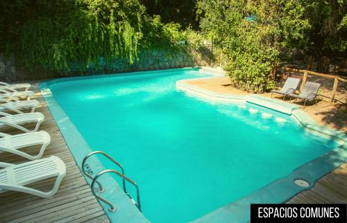圣阿方索Cabañas Piedra Luna的一个带躺椅的游泳池和一个游泳池