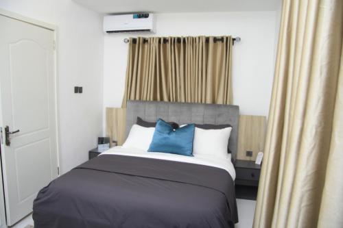 Cosy 2-Bedroom Apartment With Superfast Wifi and 24x7 Security and Electricity客房内的一张或多张床位