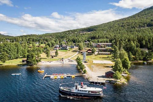 弗罗达尔Ny eksklusiv hytte i Vrådal med perfekt beliggenhet- Alpin og ski的船停靠在河上的码头