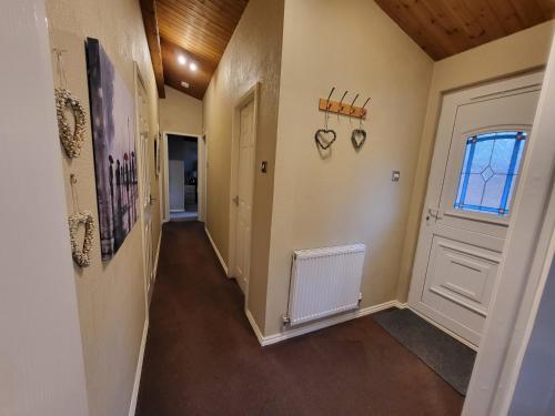 温德米尔Cheerful 3 bedroom Lodge At White cross Bay Windermere的走廊上设有白色门和窗户