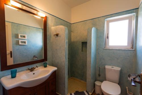 拉卡尼亚艾奥洛斯别墅的一间带水槽、卫生间和镜子的浴室