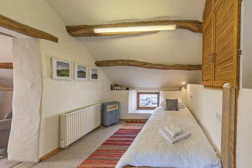 科文Beautiful 16th Century Ty Cerrig Cottage, set in stunning grounds with great views的相册照片