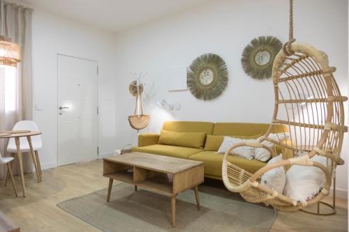 昆卡El Rincón Encantado的客厅配有绿色沙发和秋千