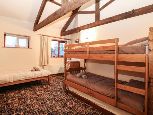 利斯卡德Kingfisher Barn的房屋内一间卧室配有双层床