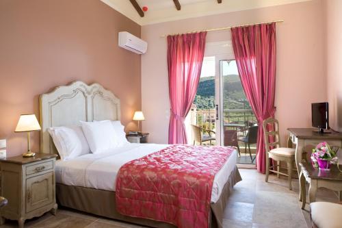 凯特利奥斯Magnolia Resort的酒店客房设有一张床和一个阳台。
