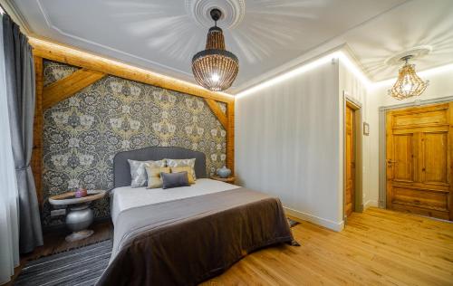 里加Dzirnavu Residence 2 bedroom Apartment的卧室配有一张床