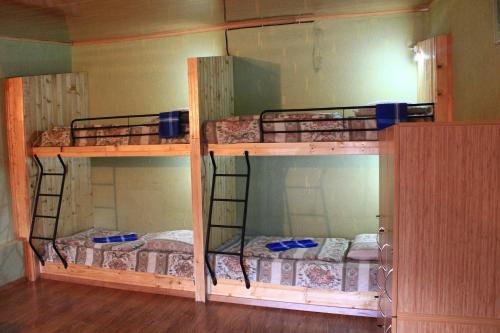 卡兹贝吉Homestay的配有两张双层床的客房