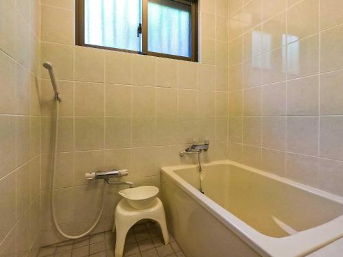石垣岛夏至南风度假屋的带浴缸、卫生间和盥洗盆的浴室