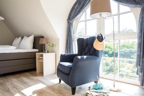 富伦多夫费瑞豪斯齐福赛格51号度假屋的一间卧室配有蓝色椅子和一张床