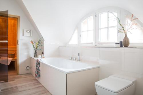 富伦多夫Ferienhaus Seeadler 9的白色的浴室设有水槽和卫生间。