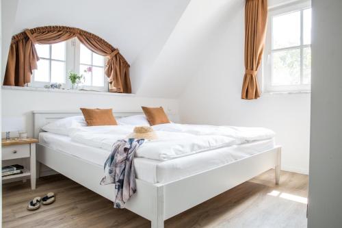 Groß KirrFerienwohnung Drudenstein 1_4的卧室配有一张带镜子的白色床