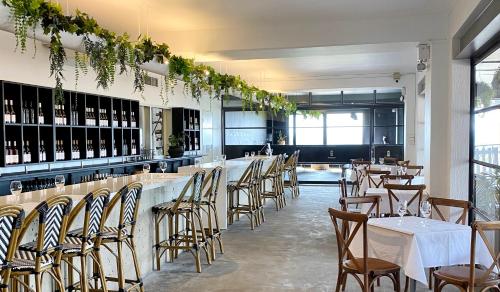 罗斯伯里Bimbadgen的餐厅设有酒吧,配有桌椅