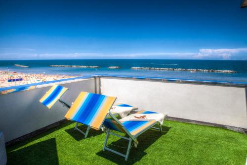 里米尼拉奎拉酒店的海滩阳台配有2把蓝白椅子