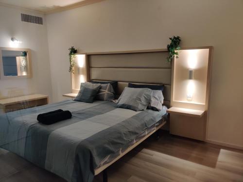 阿德耶Luxury Apartment with pool view的一间卧室设有一张大床和两个床头柜