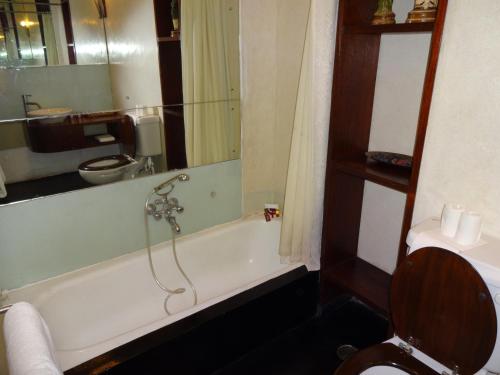 蓬蒂切里乐杜普雷克斯酒店的带浴缸和卫生间的浴室。