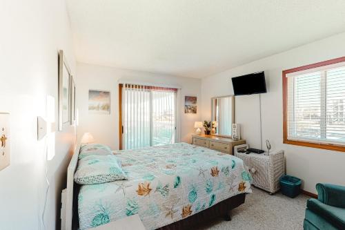 罗丹特Oceanside Fun 952 RR的一间卧室配有一张床和一台电视