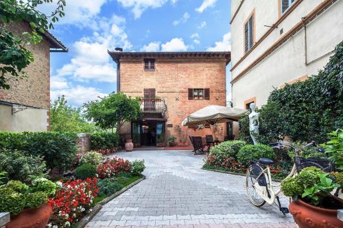 锡耶纳Hotel Arcobaleno Siena的停在鲜花建筑前面的自行车