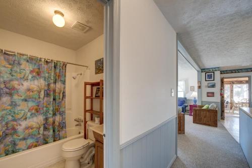 埃文Diamond Shoals 67的一间带卫生间和淋浴帘的浴室