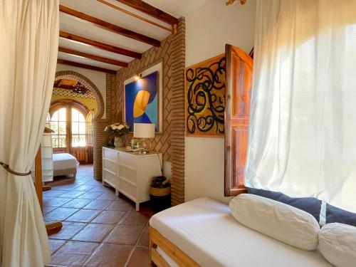 马拉加Alojamiento con Encanto en Málaga的一间卧室配有一张床,房间设有窗户