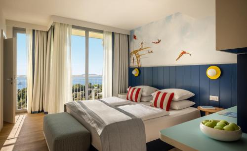 扎达尔法肯斯特尼狄亚多拉家庭酒店的一间卧室配有一张床和一张桌子