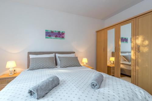瓦布里加Apartment Percic with Shared Pool的一间卧室配有一张大床和两个枕头