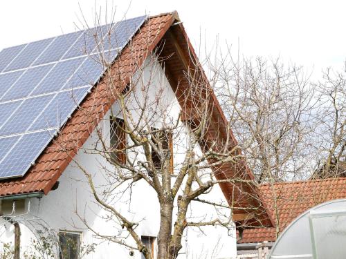 奥伯基希Ferienwohnung Obere Alm的一座房子,屋顶上设有太阳能电池板