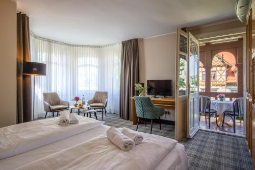 德累斯顿Sax Imperial的酒店客房设有床和客厅。
