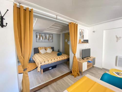拉昂L'ESCAPADE的一间卧室配有一张床和一台电视。