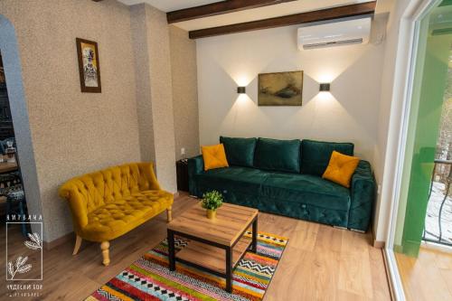 迪瓦伊巴雷Nirvana Čudesni bor的客厅配有绿色沙发和桌子