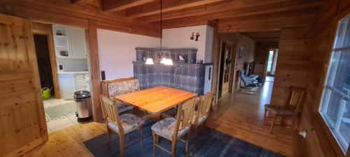 SehmatalBerglodge für 10 Personen mit Sauna的一间带木桌和椅子的用餐室