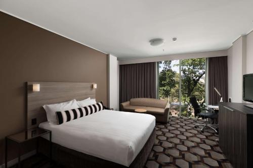 Rydges Canberra客房内的一张或多张床位