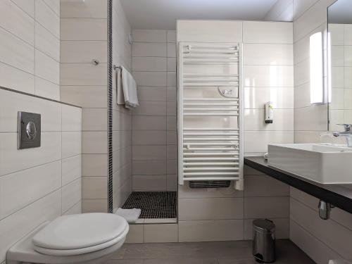 蒙斯特Hotel Restaurant & Spa Verte Vallée的白色的浴室设有卫生间和水槽。