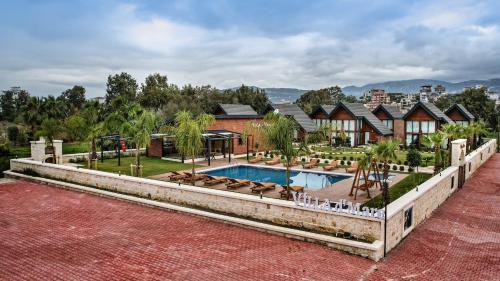 代姆雷Villa d'Mare的一座带游泳池和房子的豪宅