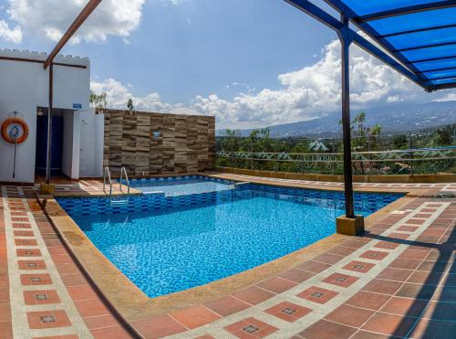 莱瓦镇Hotel Campestre Cordillera de los Andes的山景游泳池