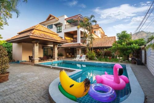 普吉镇Angel Pool Villa Phuket - SHA Exta Plus的一座房子,里面设有一座带玩具香蕉的游泳池