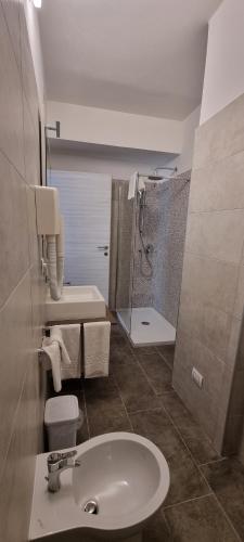蒙法尔科内Antica locanda al Gelso的一间带水槽和淋浴的浴室