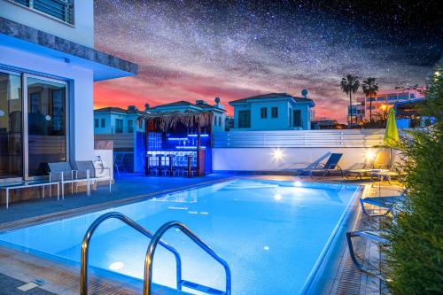 普罗塔拉斯Seafront Protaras Villas的星空之夜的游泳池