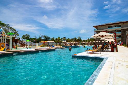 IpiocaIpioca Beach Resort的和水中的人在度假村的游泳池