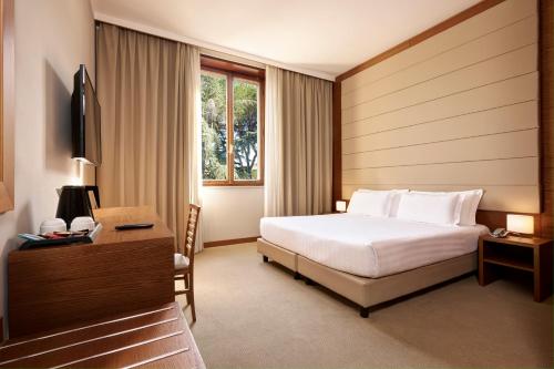 西方奥里利亚酒店客房内的一张或多张床位