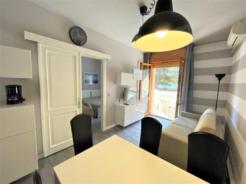 比比翁Silva - Appartamento的客厅配有桌子和沙发