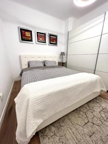 布加勒斯特Hot Spot - Premium Loft - Sanador Victoriei的一间白色卧室,房间内设有一张大床