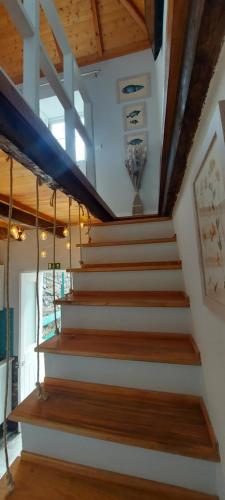 蓬他达维托亚Madalena Beach Tiny House的房屋内的楼梯,设有木制天花板